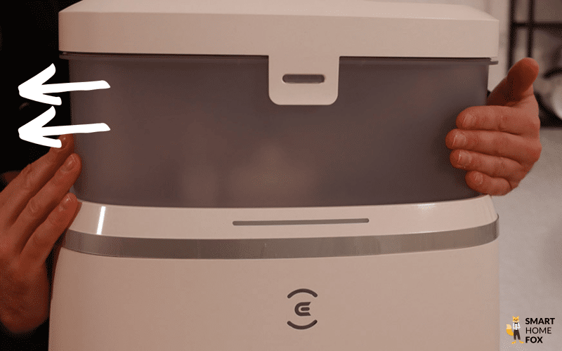 Емкости для воды на станции OMNI ECOVACS DEEBOT T30 PRO снимаются в сторону.